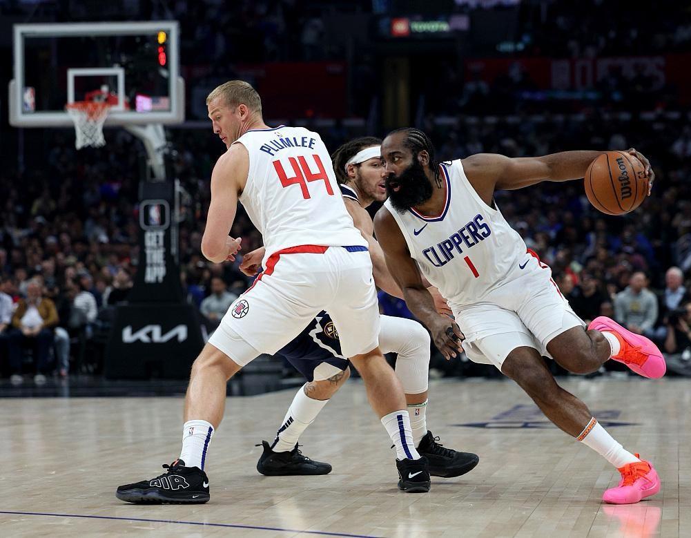 哈登重返赛场，爆冷首场状态出色，瑞士队观众沸腾！热度持续攀升的简单介绍